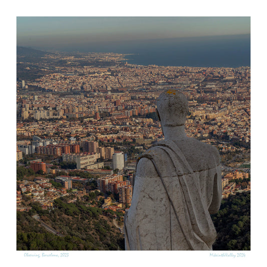 Statue, die Teil der Kirche Sagrat Cor auf dem Tibidabo in Barcelona ist, überblickt die weite Stadt mit dem Meer am Horizont.