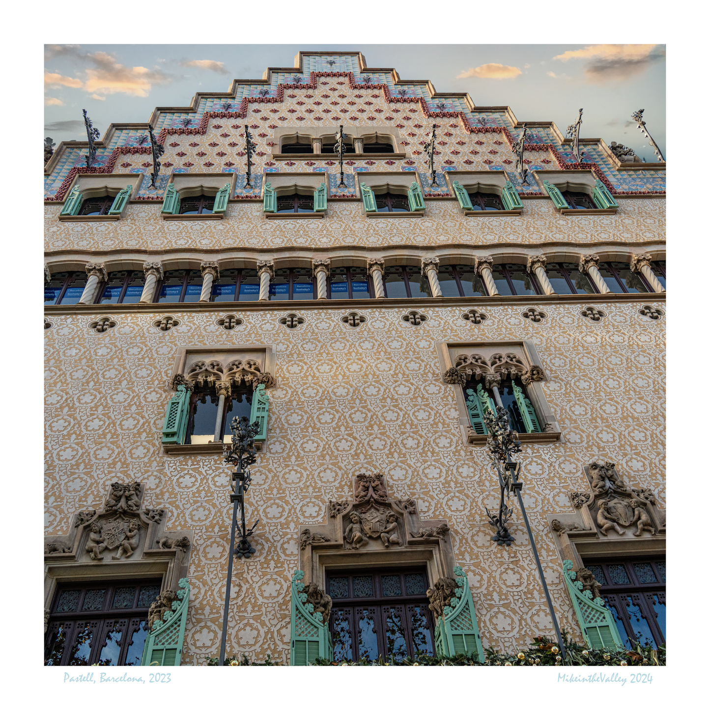 Fassade des Casa Amatller in Barcelona in schönen Pastellfarben.
