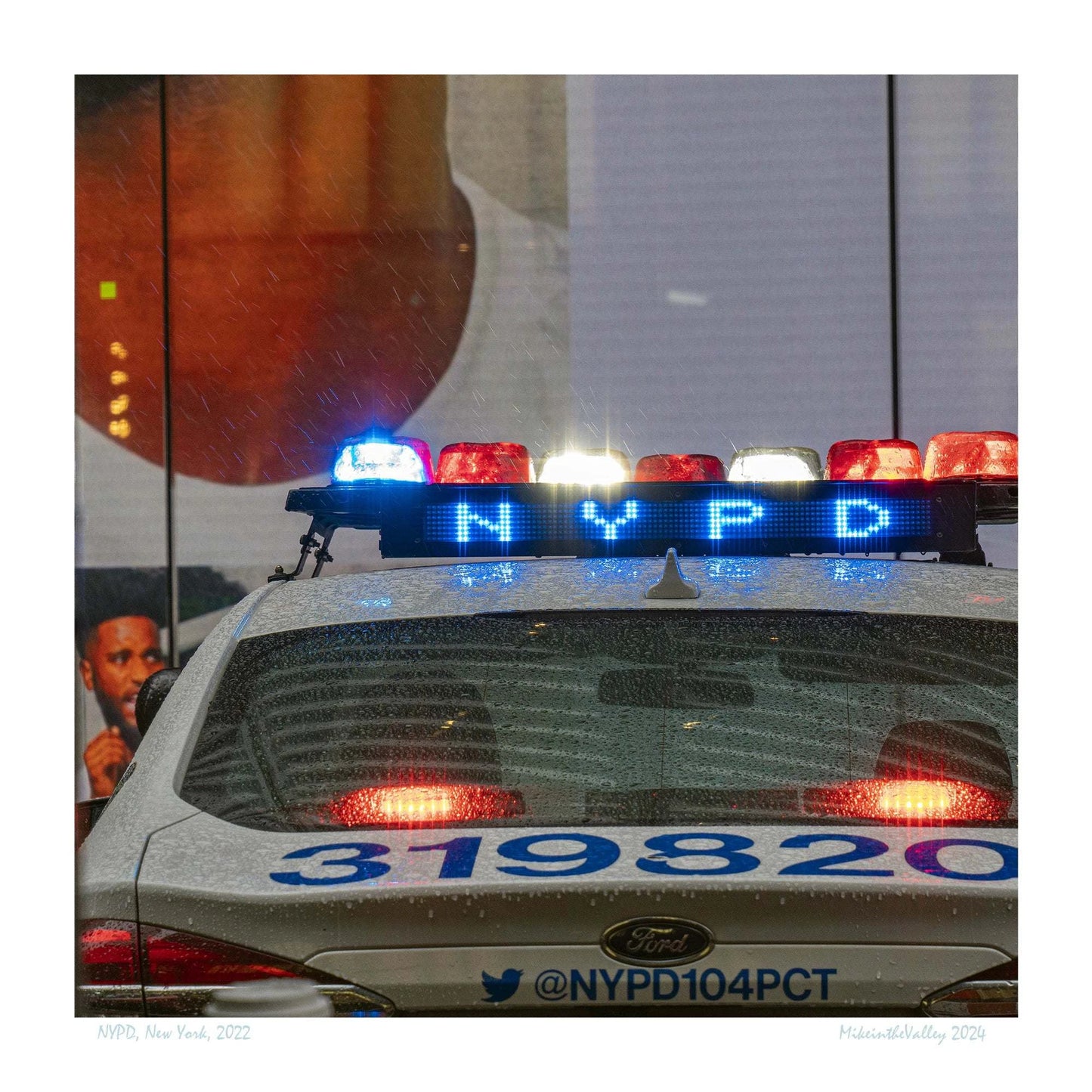 Mit dem Wandbild "NYPD" holst du dir ein Stück der aufregenden Atmosphäre auf New Yorks Strassen nach Hause. Rückansicht eines Polizeiwagens mit Signallichtern