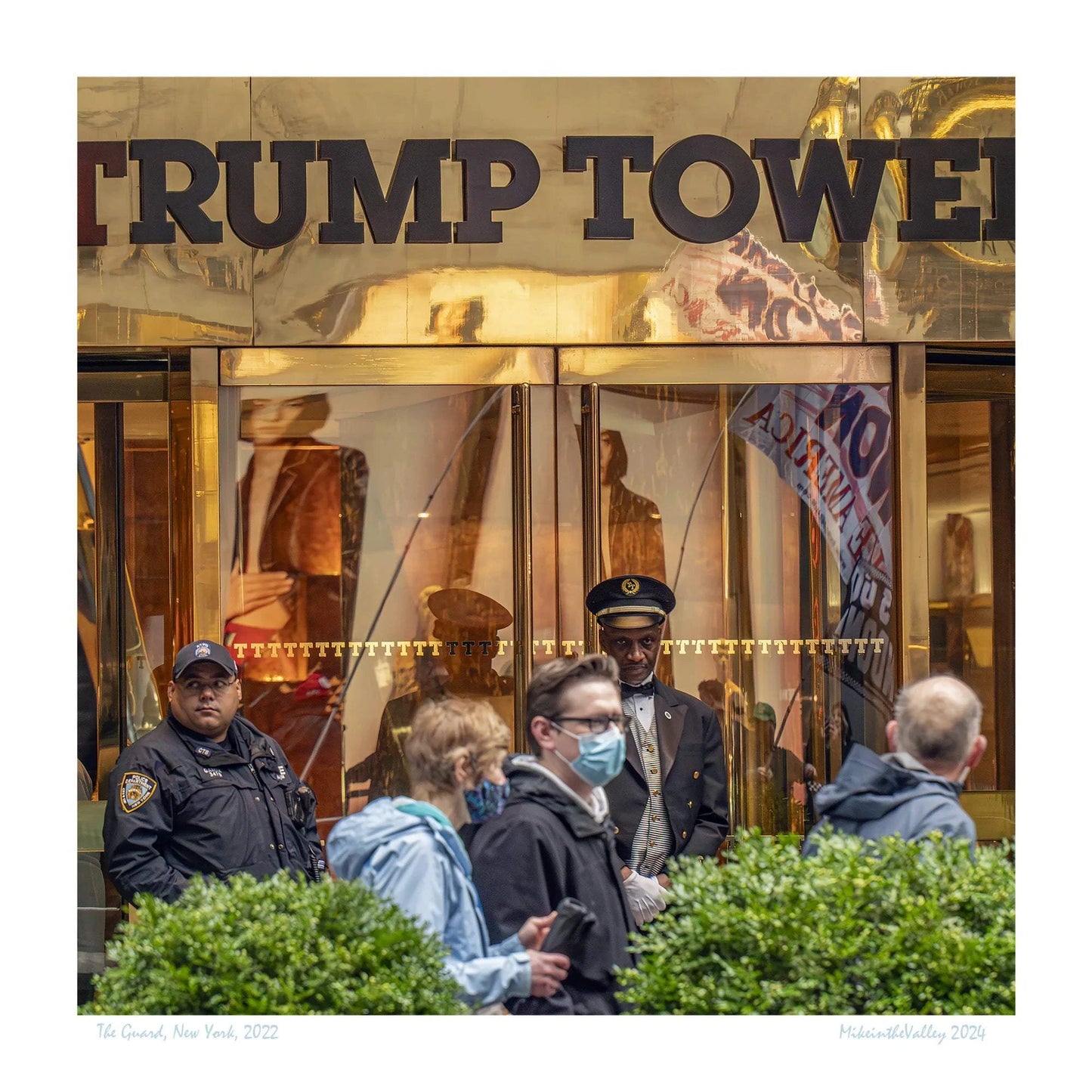 Das Motiv zeigt den Eingang des berühmten Trumptower mit einem Wachmann, der direkt in die Kamera schaut.