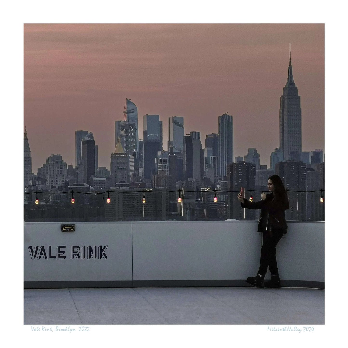 Vale Rink Eislaufbahn mit Blick auf die atemberaubende Skyline von Manhattan