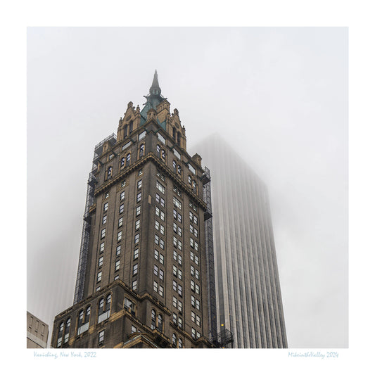 ikonische Architektur des Sherry Netherland Hotels in New York City, umhüllt von dichtem Nebel und Wolkenkratzern