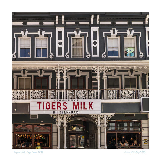 Verspielte Fassade des Tigers Milk Restaurants in Kapstadt. Die Fenster sind zur Straße hin geöffnet und die Besucher genießen die Nähe zu den Passanten.